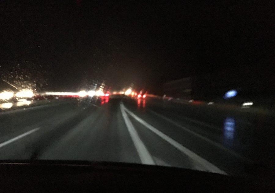 Bei Nacht und Regen auf der Autobahn