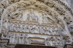 Die Figuren über dem Königsportal der Kathedrale von Chartres. Foto: Stephan Bleek