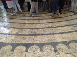 Das Labyrinth im Boden des Mittelschiffs ist eines der wenigen erhaltenen in Frankreich. Foto: Ulrike Ziegler