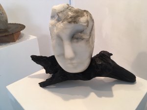 Die Skulptur "Kopf" aus Alabaster – eins der drei Stücke, die ich für die Ausstellung ausgsucht habe. Foto: Ulrike Ziegler