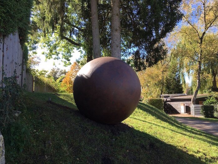 300 kg wiegt die bronzene Weltkugel des verstorbenen Künstlers Hans Thurner.