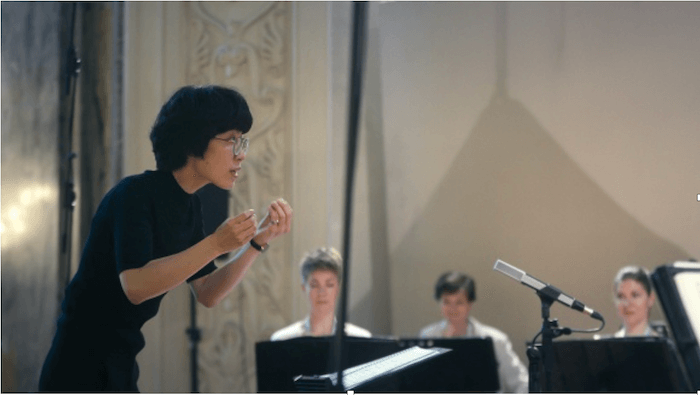 Die Koreanerin Hyunju Kwon bei einer Chorprobe. Foto: Neue Visionen Filmverleih
