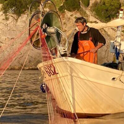 Lorenzo Dasso in seinem Fischerboot. Foto: Privat