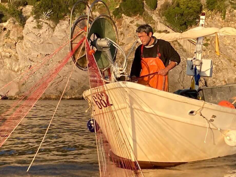 Lorenzo Dasso in seinem Fischerboot. Foto: Privat