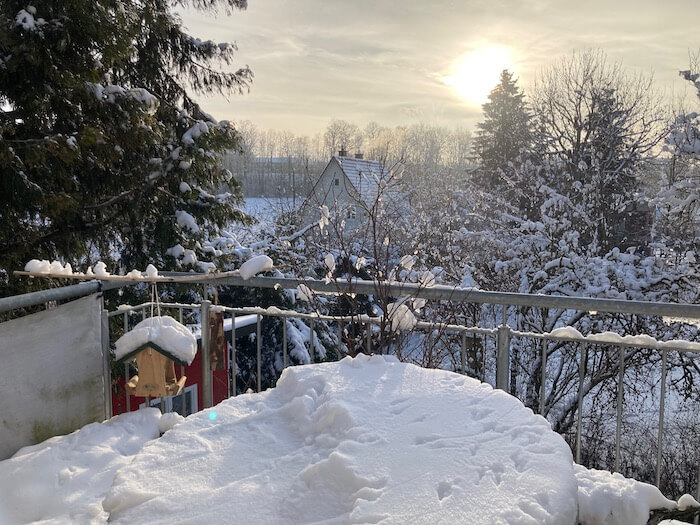 Schnee auf dem Balkon. Foto: Ulrike Ziegler