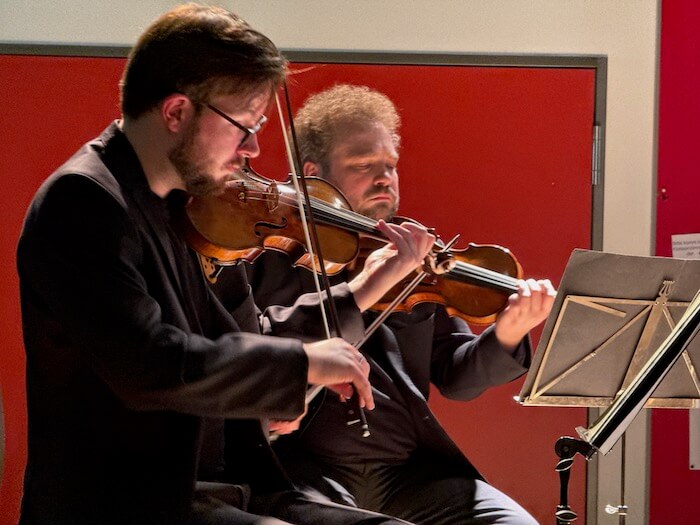 Die beiden Violonisten Florian Schötz und Pinchas Adt. Foto: Stephan Bleek